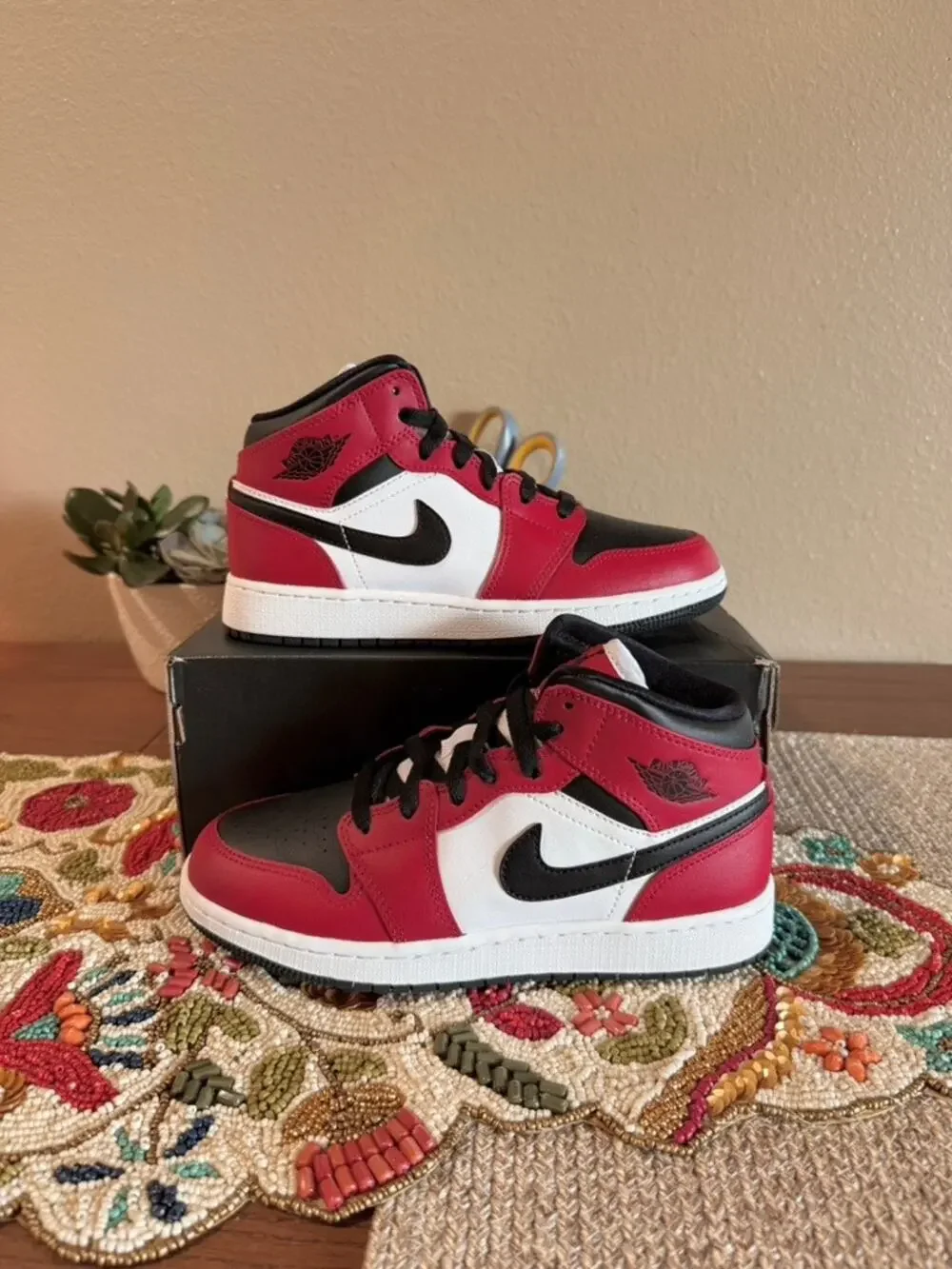 Jordan 1 Mid Chicago Black Toe GS Varsity Gym Red White Retro Bred 554725 069